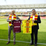 4.09.2024 Kielecka firma Exbud nowym sponsorem Korony Kielce. Na zdjęciu (od lewej): Karol Jakubczyk i Tomasz Barszcz, prezes zarządu EXBUD / Fot. Aleksandra Kwaśniewska - Radio Kielce