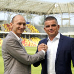 4.09.2024 Kielecka firma Exbud nowym sponsorem Korony Kielce. Na zdjęciu (od lewej): Karol Jakubczyk i Tomasz Barszcz, prezes zarządu EXBUD/ Fot. Aleksandra Kwaśniewska - Radio Kielce