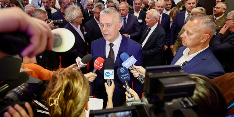 5.09.2024. Kielce. Minister spraw wewnętrznych i administracji, koordynator służb specjalnych Tomasz Siemoniak (w środku) / Fot. PAP - Adam Kumorowicz