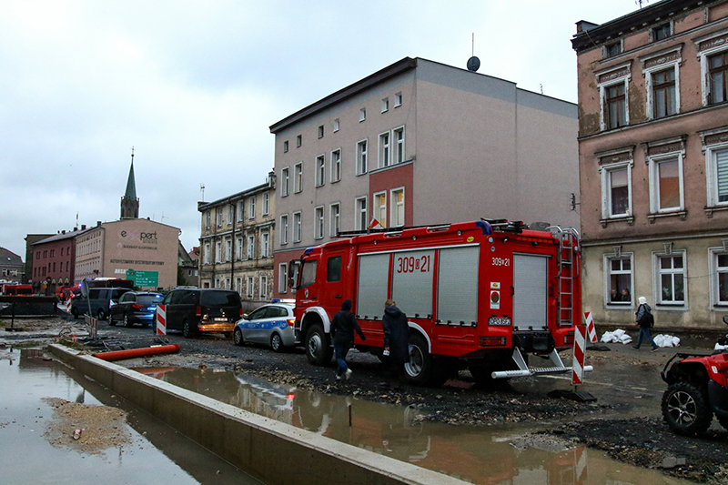 14.09.2024. Głuchołazy (woj. opolskie). Zabezpieczanie miasta Głuchołazy przed wylaniem rzeki Biała Głuchołaska/ Fot. PAP - Krzysztof Świderski