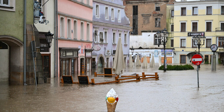 15.09.2024. Kłodzko. Rzeka Nysa Kłodzka zalała Kłodzko / Fot. PAP - Maciej Kulczyński