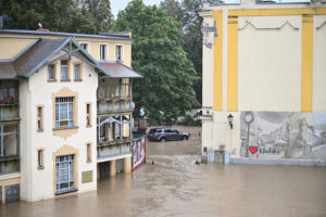 15.09.2024. Kłodzko. Rzeka Nysa Kłodzka zalała Kłodzko / Fot. PAP - Maciej Kulczyński