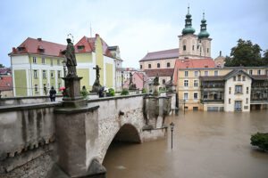 15.09.2024. Kłodzko. Rzeka Nysa Kłodzka zalała Kłodzko / Fot. PAP - Maciej Kulczyński