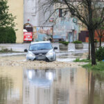 15.09.2024. Cieszyn. Wezbrana rzeka Olza w Cieszynie / Fot. PAP - Michał Meissner