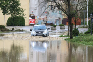 15.09.2024. Cieszyn. Wezbrana rzeka Olza w Cieszynie / Fot. PAP - Michał Meissner