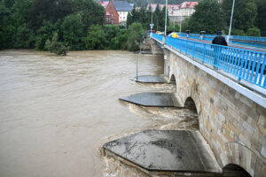 15.09.2024. Kłodzko. Rzeka Nysa Kłodzka zalała Kłodzko / Fot. PAP - Maciej Kulczyński