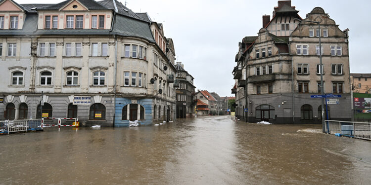 15.09.2024. Kłodzko. Rzeka Nysa Kłodzka zalała Kłodzko / Fot. PAP - Maciej Kulczyński