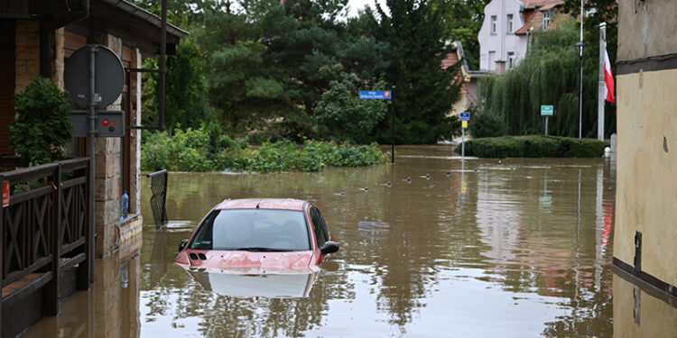 15.09.2024. Kłodzko. Rzeka Nysa Kłodzka zalała Kłodzko / Fot. PAP - Maciej Kulczyński