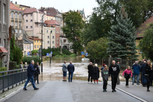 15.09.2024. Kłodzko. Rzeka Nysa Kłodzka zalała Kłodzko / Fot. PAP - Maciej Kulczyński