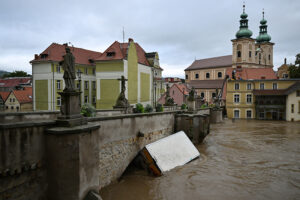 15.09.2024. Kłodzko. Rzeka Nysa Kłodzka zalała Kłodzko / Fot. PAP - Maciej Kulczyński