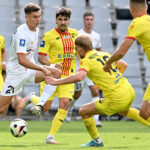 15.09.2024. Kielce. Piłkarze Korony Kielce Pedro Nuno (drugi z lewej) i Yoav Hofmeister (drugi z prawej) oraz Tomasz Pieńko (z lewej) z Zagłębia Lubin podczas meczu Korona Kielce – Zagłębie Lubin / Fot. PAP - Piotr Polak