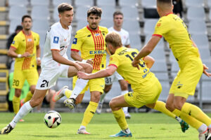 15.09.2024. Kielce. Piłkarze Korony Kielce Pedro Nuno (drugi z lewej) i Yoav Hofmeister (drugi z prawej) oraz Tomasz Pieńko (z lewej) z Zagłębia Lubin podczas meczu Korona Kielce – Zagłębie Lubin / Fot. PAP - Piotr Polak