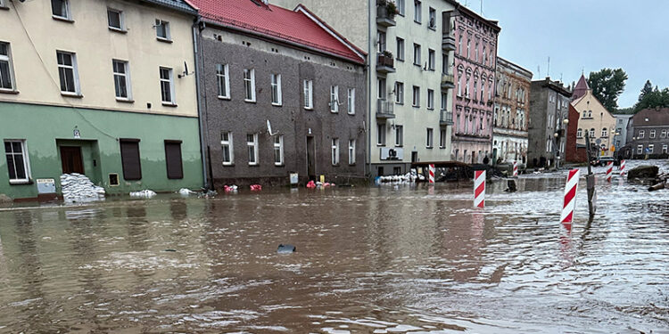 15.09.2024. Głuchołazy (woj. opolskie). Rzeka Biała Głuchołaska zalała Głuchołazy / Fot. PAP - Michał Meissner