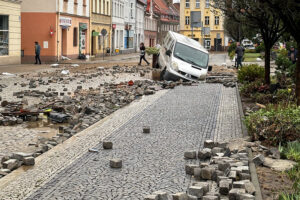 15.09.2024. Głuchołazy (woj. opolskie). Rzeka Biała Głuchołaska zalała Głuchołazy / Fot. PAP - Michał Meissner