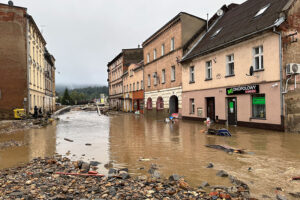 15.09.2024. Głuchołazy (woj. opolskie). Rzeka Biała Głuchołaska zalała Głuchołazy / Fot. PAP - Michał Meissner