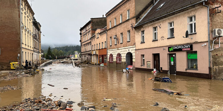 15.09.2024. Głuchołazy (woj. opolskie). Rzeka Biała Głuchołaska zalała Głuchołazy / Fot. PAP - Michał Meissner