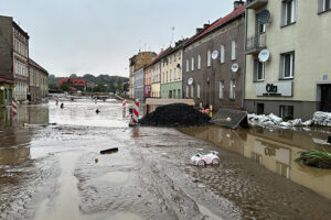 15.09.2024. Głuchołazy (woj. opolskie). Rzeka Biała Głuchołaska zalała Głuchołazy / Fot. PAP - Michał Meissner