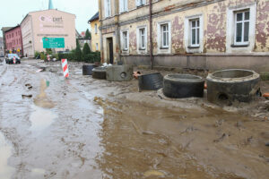 16.09.2024. Głuchołazy (woj. opolskie). Rzeka Biała Głuchołaska zalała Głuchołazy / Fot. PAP - Krzysztof Świderski