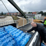 16.09.2024. Głuchołazy (woj. opolskie). Akcja pomocowa dla powodzian w miejscowości Głuchołazy. W wielu miejscach nie ma wody i prądu / Fot. PAP - Michał Meissner