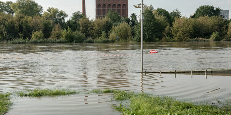 19.09.2024. Wrocław. Przez Wrocław przechodzi fala powodziowa. Na osiedlach Marszowice i Stabłowice do późnych godzin nocnych mieszkańcy układali worki z piaskiem. Część ulic została podtopiona / Fot. PAP - Krzysztof Ćwik