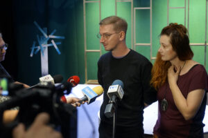 11.09.2024 Konferencja prasowa w Teatrze "Kubuś" przed premierą "Szewca Dratewki". Na zdjęciu: reżyser Przemysław Jaszczak i Marta Ożóg scenograf / Fot. Aleksandra Kwaśniewska - Radio Kielce