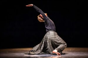 Spektakl pt. „Czuły” na Dużej Scenie KTT / źródło: Kielecki Teatr Tańca - Polish Contemporary/Jazz Ballet - Facebook