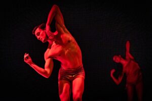 Spektakl pt. „Czuły” na Dużej Scenie KTT / źródło: Kielecki Teatr Tańca - Polish Contemporary/Jazz Ballet - Facebook