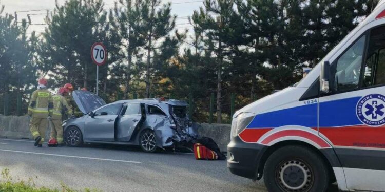 Zderzenie ciężarówki i osobowego auta. Są ranni