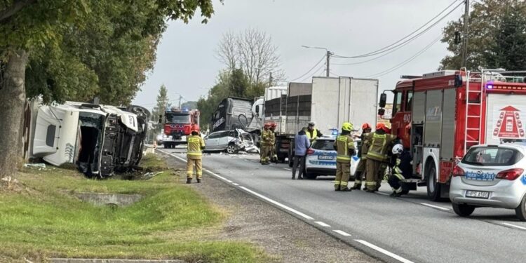 Zderzenie ciężarówek z samochodem osobowym. Krajowa „79” całkowicie zablokowana