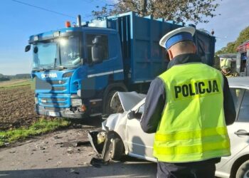 Czołowe zderzenie aut. Rannych przetransportował helikopter LPR