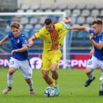 30.10.2024. Wronki. Piłkarze Lecha II Poznań Jan Niedzielski (L) i Igor Kornobis (P) oraz Jewgienij Szykawka (C) z Korony Kielce podczas meczu 1/16 finału piłkarskiego Pucharu Polski we Wronkach / Fot. PAP/Paweł Jaskółka