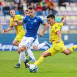 30.10.2024. Wronki. Piłkarz Lecha II Poznań Igor Kornobis (L) i Shuma Nagamatsu (P) z Korony Kielce podczas meczu 1/16 finału Pucharu Polski we Wronkach / Fot. PAP/Paweł Jaskółka