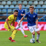 30.10.2024. Wronki. Piłkarz Lecha II Poznań Jan Niedzielski (P) i Danny Trejo (L) z Korony Kielce podczas meczu 1/16 finału Pucharu Polski we Wronkach / Fot. PAP/Paweł Jaskółka