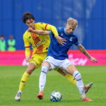 30.10.2024. Wronki. Piłkarz Lecha II Poznań Bartlomiej Juszczyk (P) i Pau Resta (L) z Korony Kielce podczas meczu 1/16 finału Pucharu Polski we Wronkach / Fot. PAP/Paweł Jaskółka