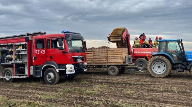 Wypadek na roli. Kombajn wciągnął nogę mężczyzny