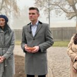 25.10.2024. Starachowice. Sadzenie cebulek żonkili w ramach Dni Pamięci. Na zdjęciu: wicedyrektor Muzeum Wioletta Sobieraj, dyrektor Muzeum Paweł Kołodziejski, Ada Kopeć-Pawlikowska z Żydowskiego Muzeum Galicja / Fot. Anna Głąb - Radio Kielce