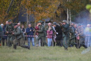 27.10.2024. Chotów. Rekonstrukcja bitwy pod Chotowem / Fot. Wiktor Taszłow - Radio Kielce