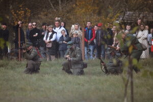 27.10.2024. Chotów. Rekonstrukcja bitwy pod Chotowem / Fot. Wiktor Taszłow - Radio Kielce