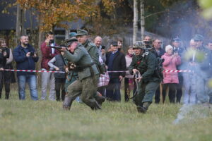 27.10.2024. Chotów. Rekonstrukcja bitwy pod Chotowem / Fot. Wiktor Taszłow - Radio Kielce