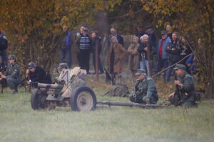 27.10.2024. Chotów. Rekonstrukcja bitwy pod Chotowem / Fot. Wiktor Taszłow - Radio Kielce