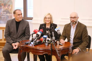 30.10.2024. Kielce. Briefing prasowy w Teatrze im. Stefana Żeromskiego w Kielcach. Na zdjęciu (od lewej): Janusz Knap - dyrektor departamentu kultury urzędu marszałkowskiego, Renata Janik - marszałek województwa świętokrzyskiego i Michał Kotański - dyrektor Teatru im. Stefana Żeromskiego w Kielcach / Fot. Wiktor Taszłow - Radio Kielce