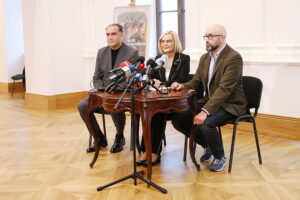 30.10.2024. Kielce. Briefing prasowy w Teatrze im. Stefana Żeromskiego w Kielcach. Na zdjęciu (od lewej): Janusz Knap - dyrektor departamentu kultury urzędu marszałkowskiego, Renata Janik - marszałek województwa świętokrzyskiego i Michał Kotański - dyrektor Teatru im. Stefana Żeromskiego w Kielcach / Fot. Wiktor Taszłow - Radio Kielce