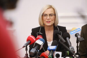 30.10.2024. Kielce. Briefing prasowy w Teatrze im. Stefana Żeromskiego w Kielcach. Na zdjęciu: Renata Janik - marszałek województwa świętokrzyskiego / Fot. Wiktor Taszłow - Radio Kielce