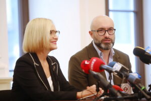 30.10.2024. Kielce. Briefing prasowy w Teatrze im. Stefana Żeromskiego w Kielcach. Na zdjęciu (od lewej): Renata Janik - marszałek województwa świętokrzyskiego i Michał Kotański - dyrektor Teatru im. Stefana Żeromskiego w Kielcach / Fot. Wiktor Taszłow - Radio Kielce