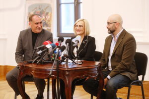 30.10.2024. Kielce. Briefing prasowy w Teatrze im. Stefana Żeromskiego w Kielcach. Na zdjęciu (od lewej): Janusz Knap - dyrektor departamentu kultury urzędu marszałkowskiego, Renata Janik - marszałek województwa świętokrzyskiego i Michał Kotański - dyrektor Teatru im. Stefana Żeromskiego w Kielcach / Fot. Wiktor Taszłow - Radio Kielce