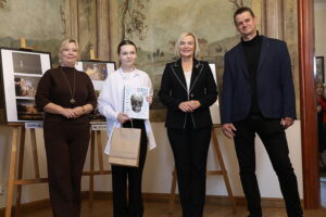 30.10.2024. Tokarnia. Muzeum Wsi Kieleckiej. Ogólnopolski Konkurs Fotograficzny „Polska wieś... było, ale nie minęło” / Fot. Wiktor Taszłow - Radio Kielce