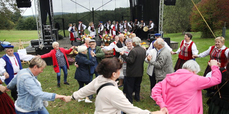 RYM SIĘ NIESIE PO POLU PO LESIE. „Na masłowskim wzgórzu” [POSŁUCHAJ] - Radio Kielce