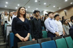 04.10.2024. Kielce. Studenci Wydziału Lekarskiego Collegium Medicum Uniwersytetu Jana Kochanowskiego w Kielcach zainaugurowali nowy rok akademicki / Fot. Wiktor Taszłow – Radio Kielce