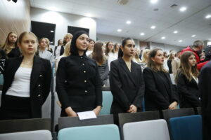 04.10.2024. Kielce. Studenci Wydziału Lekarskiego Collegium Medicum Uniwersytetu Jana Kochanowskiego w Kielcach zainaugurowali nowy rok akademicki / Fot. Wiktor Taszłow – Radio Kielce