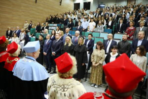 04.10.2024. Kielce. Studenci Wydziału Lekarskiego Collegium Medicum Uniwersytetu Jana Kochanowskiego w Kielcach zainaugurowali nowy rok akademicki / Fot. Wiktor Taszłow – Radio Kielce